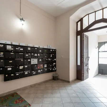 Elizabeth Garden Budapeste