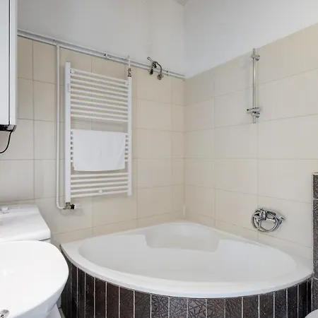 Elizabeth Garden Budapeste