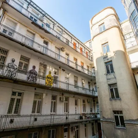Elizabeth Garden Budapest