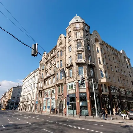 Elizabeth Garden Apartment *